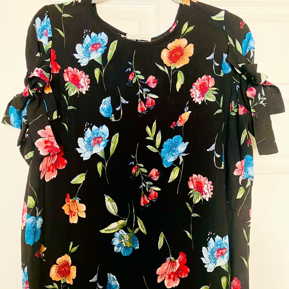 Pleione Short Sleeve Floral Top.